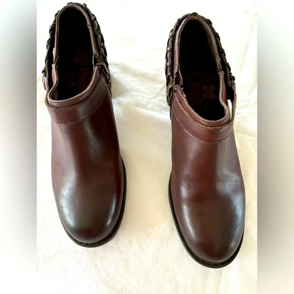 Tara M. Women size 8 1/2 leather shooties/ short booties - Picture 1 of 10